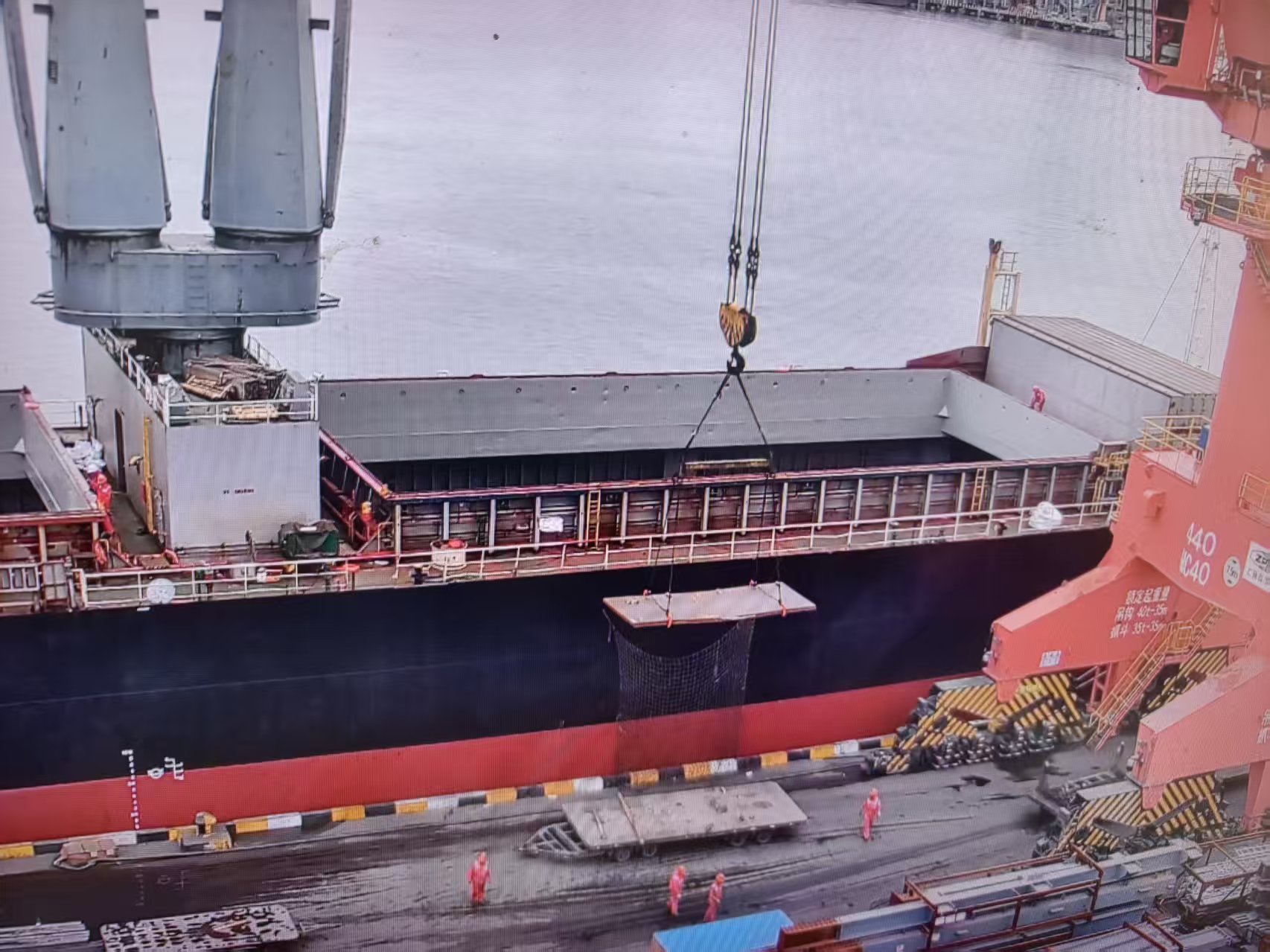 Vessel loading by port crane